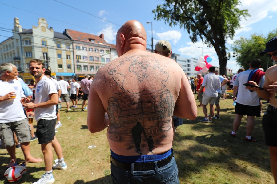 Captain Vodka: болельщики сборных Англии и Бельгии на улицах Калининграда (фото)