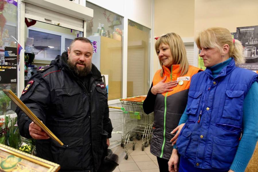 Две продавщицы из Славска прервали телефонный разговор покупательницы с мошенником