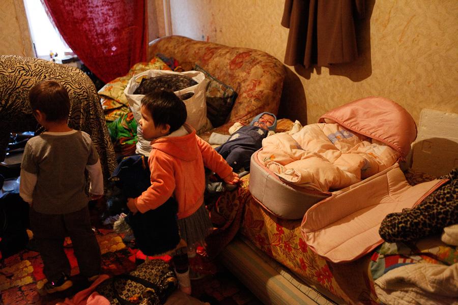 Капля в море, или 8 билетов в один конец: как судебные приставы отправили на родину таджикскую семью