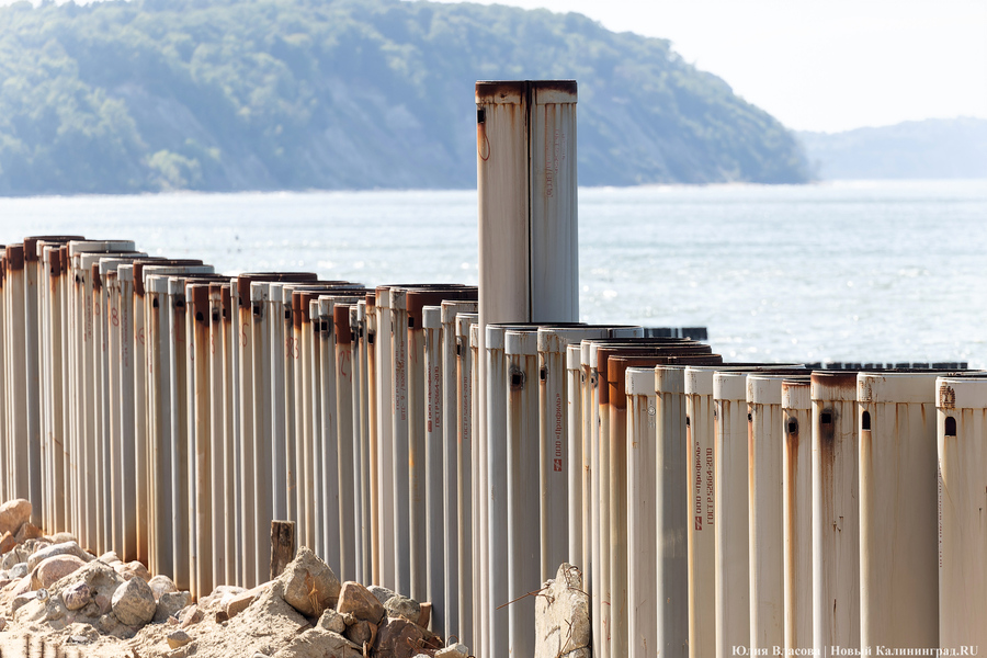С видом на море и стройку: как выглядит пляж в Светлогорске этим летом