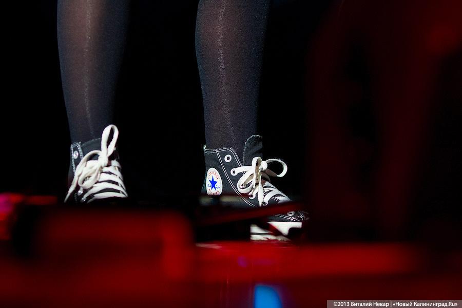 «Вечер поэзии»: «Сурганова и Оркестр» поздравили калининградок с 8 марта