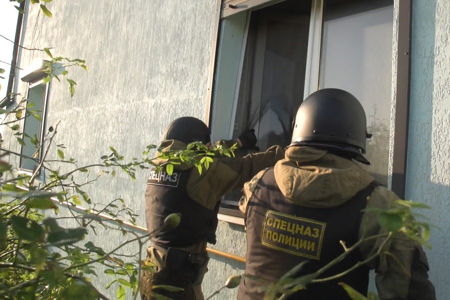 В Калининграде полиция штурмовала дом подозреваемых в наркоторговле (видео)