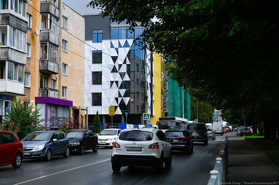 Стекло и треугольники: как выглядит фасад реставрируемой «Кройц-аптеки»