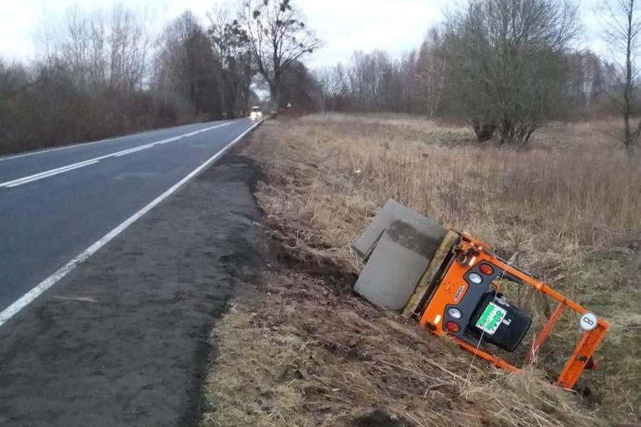 Под Багратионовском перевернулся дорожный каток, водитель в больнице (фото)