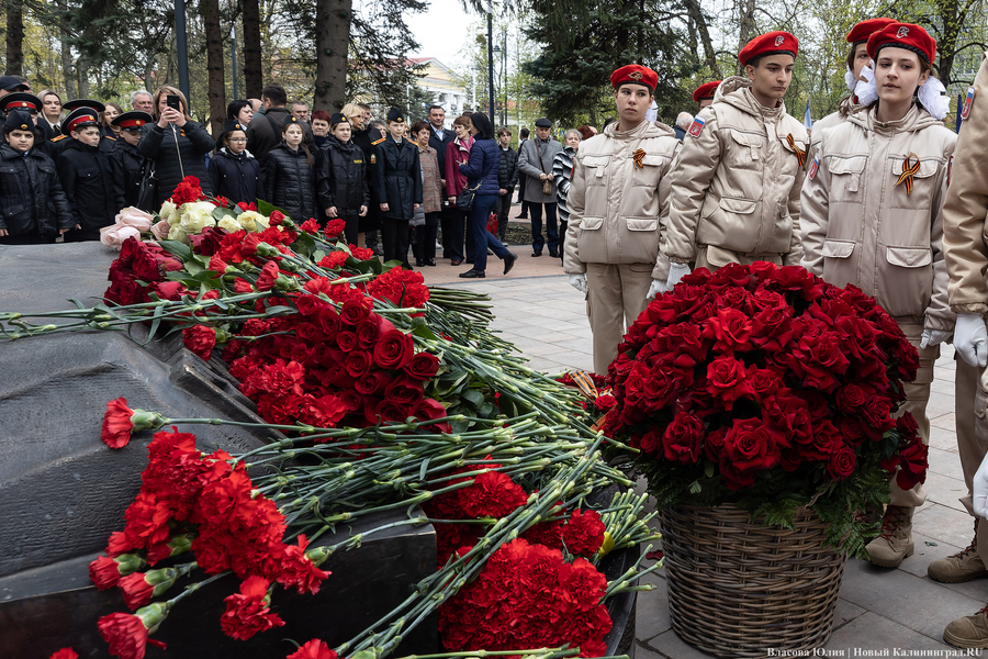 У здания областного правительства открыли памятник ФСБ (фото)