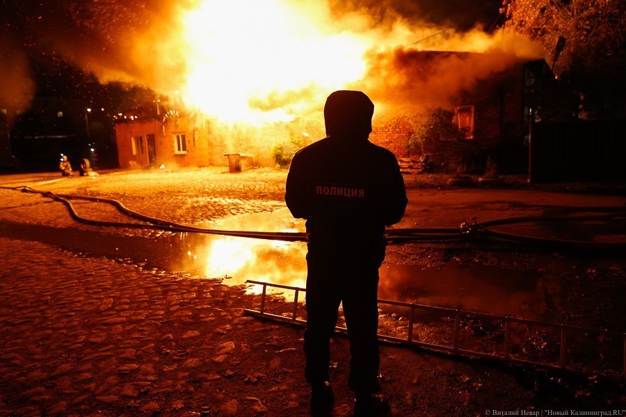 Черный четверг: пожар уничтожил склады на проспекте Калинина (фото) 