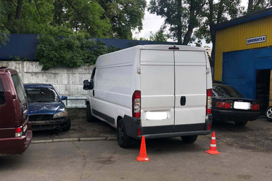 В Калининграде на Аллее Смелых «Фиат Дукато» скатился на пожилого мужчину (фото)