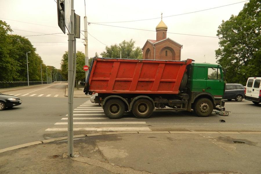В Калининграде за сутки в ДТП пострадали велосипедист и водитель мотороллера (фото)