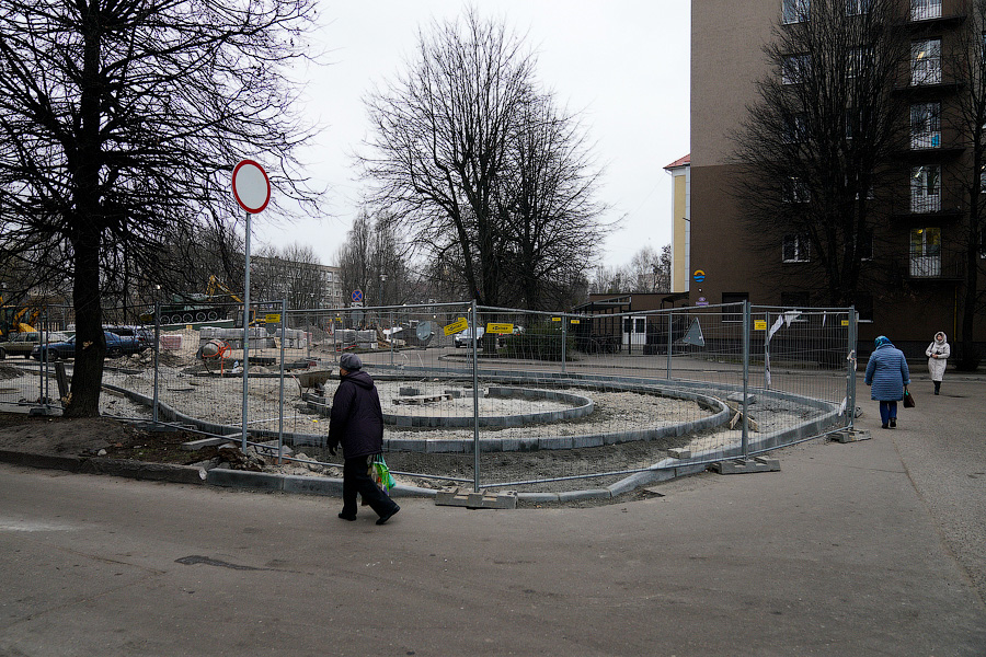 Объять необъятное: что происходит на ул. Рокоссовского, где никак не завершится ремонт (фото)