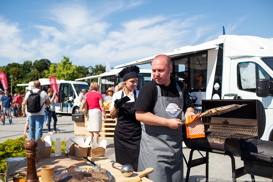 Клопс на колёсах: как прошёл фестиваль фудтраков на Верхнем озере  