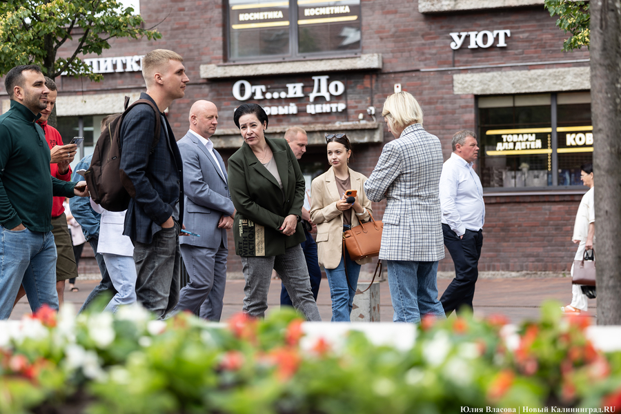 Вместо развалившихся: на улицу Баранова вернули вазоны-лавки за 12,5 млн рублей (фото)