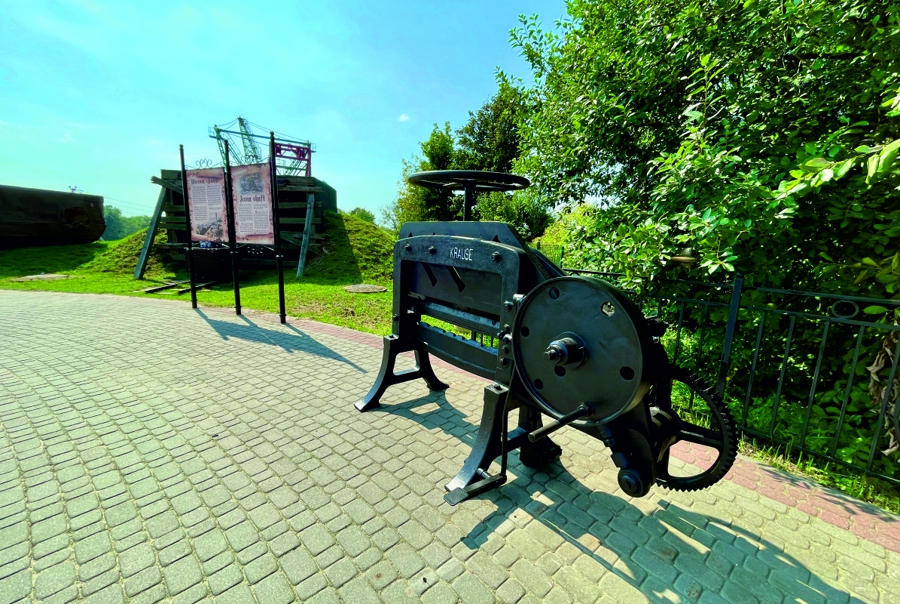 На смотровой площадке Янтарного комбината установили гильотину (фото)