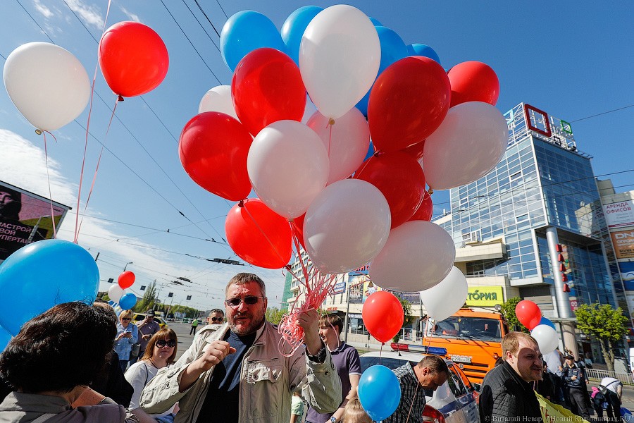 И официальные лица: в Калининграде прошло шествие за достойный труд
