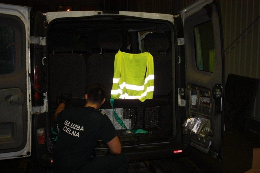 Польские таможенники изъяли у россиянина почти 3 тысячи пачек контрабандных сигарет