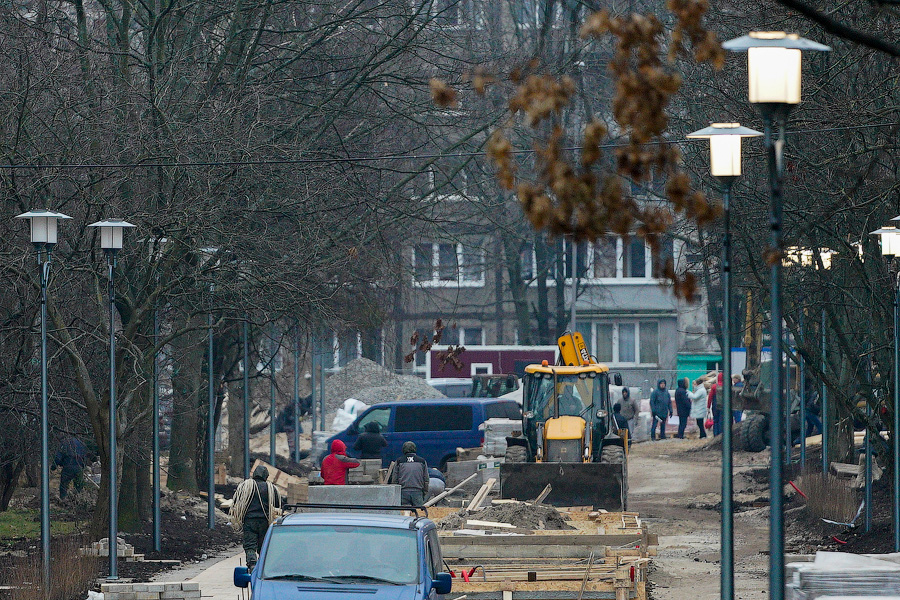 Объять необъятное: что происходит на ул. Рокоссовского, где никак не завершится ремонт (фото)