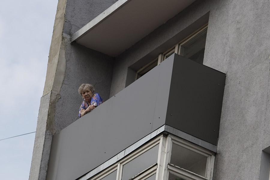 В центре Калининграда обвалилась часть утеплителя с фасада жилого дома (фото)