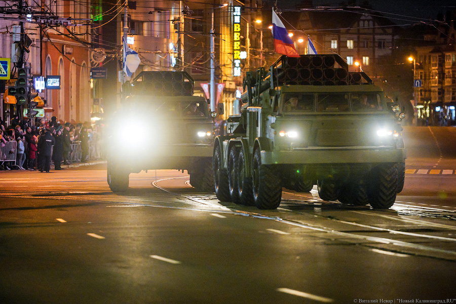 Вечерний марш: в Калининграде прошла репетиция парада Победы (фото)