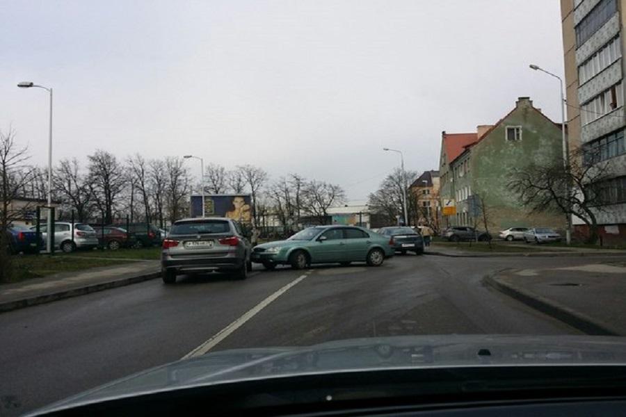 На ул. Сибирякова столкнулись «Форд» и «БМВ», образовалась пробка (фото)