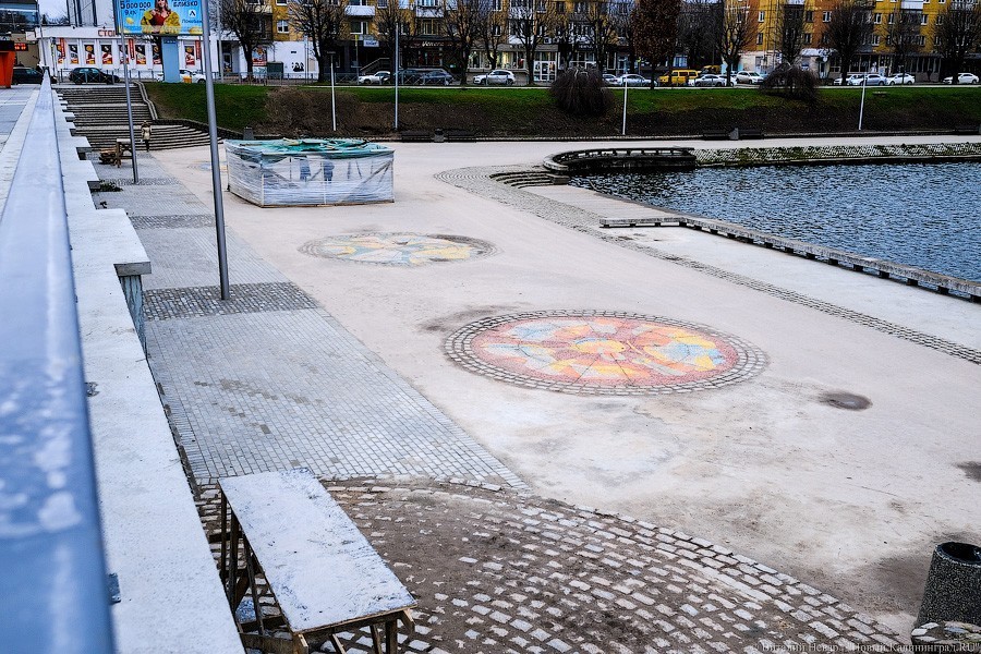 Бетон и пустота: в Калининграде завершается благоустройство Нижнего озера (фото)