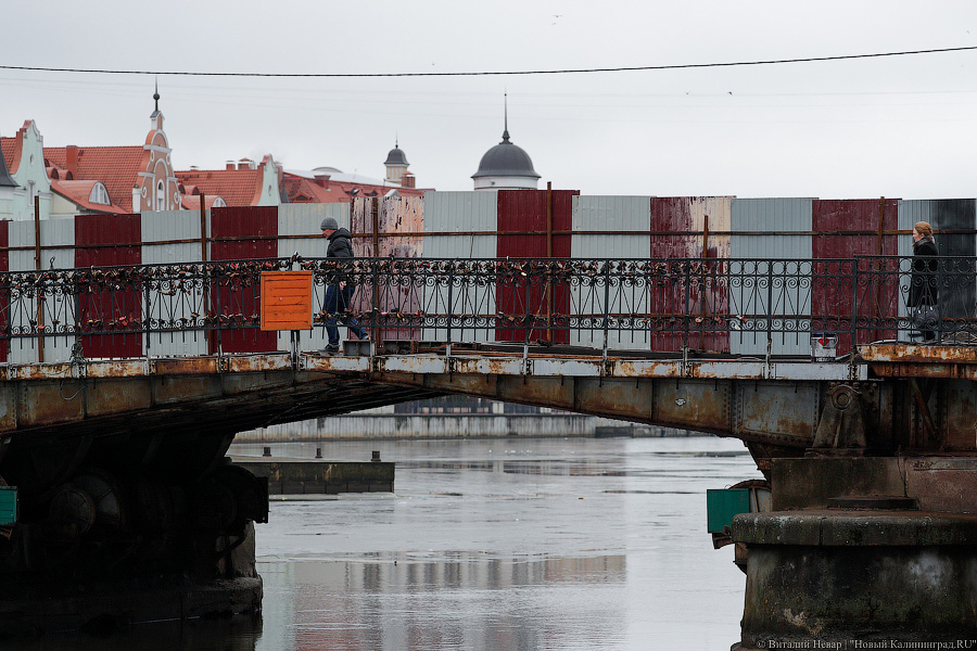 Две тонны любви: с Медового моста начали срезать замки новобрачных (фото)