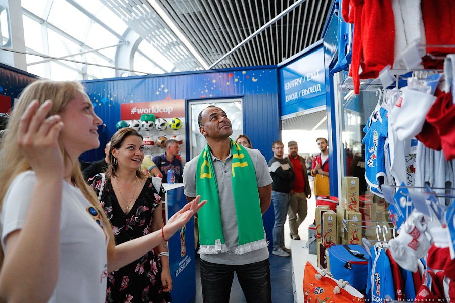Шапка-ушанка в подарок и селфи с Забивакой: бразилец Кафу прилетел в Калининград