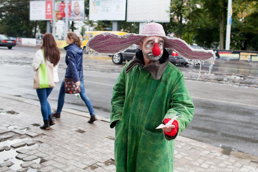 Клоуны на дорогах: участники шоу «сНежная симфония» устроили флэшмоб в Калининграде