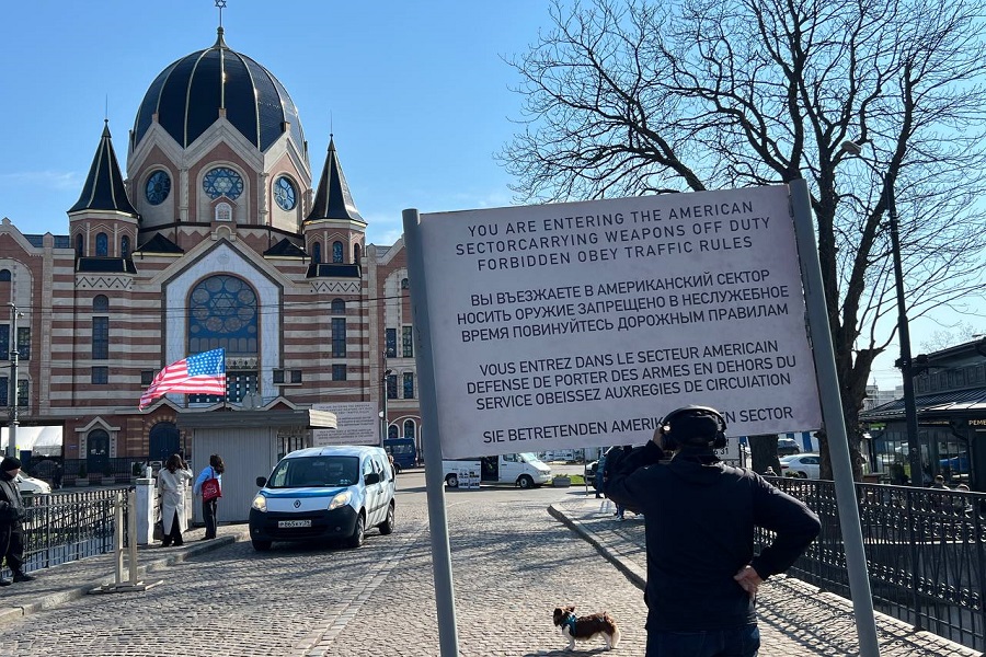 «Чекпойнт Чарли» у синагоги: на Острове проходят съемки нового российского сериала (фото)