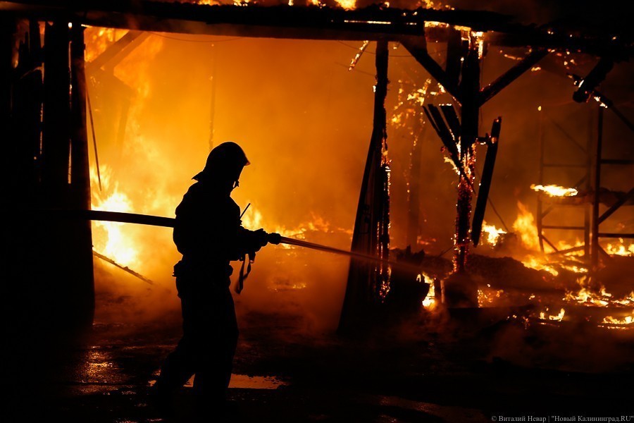 Черный четверг: пожар уничтожил склады на проспекте Калинина (фото) 