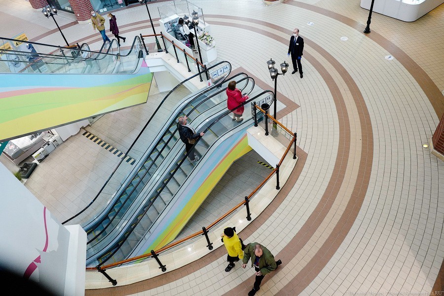 В масках и на дистанции: в Калининграде открылись торговые центры и парикмахерские