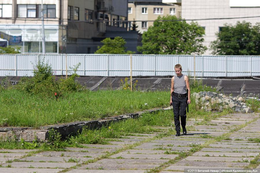 Позабыто, позаброшено: что скрывается за забором «Сердца города» у Дома Советов