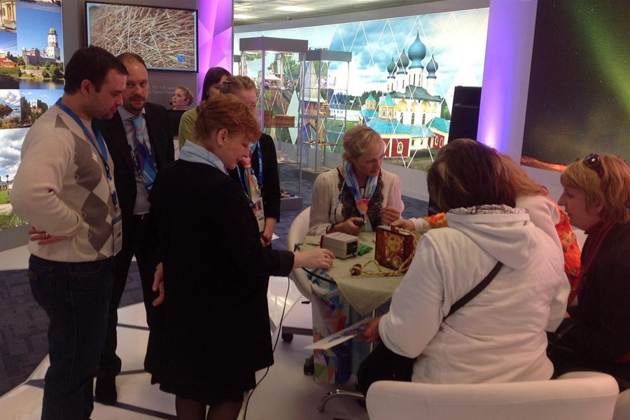 Власти: к калининградскому стенду в Сочи выстраиваются очереди за янтарем (фото)