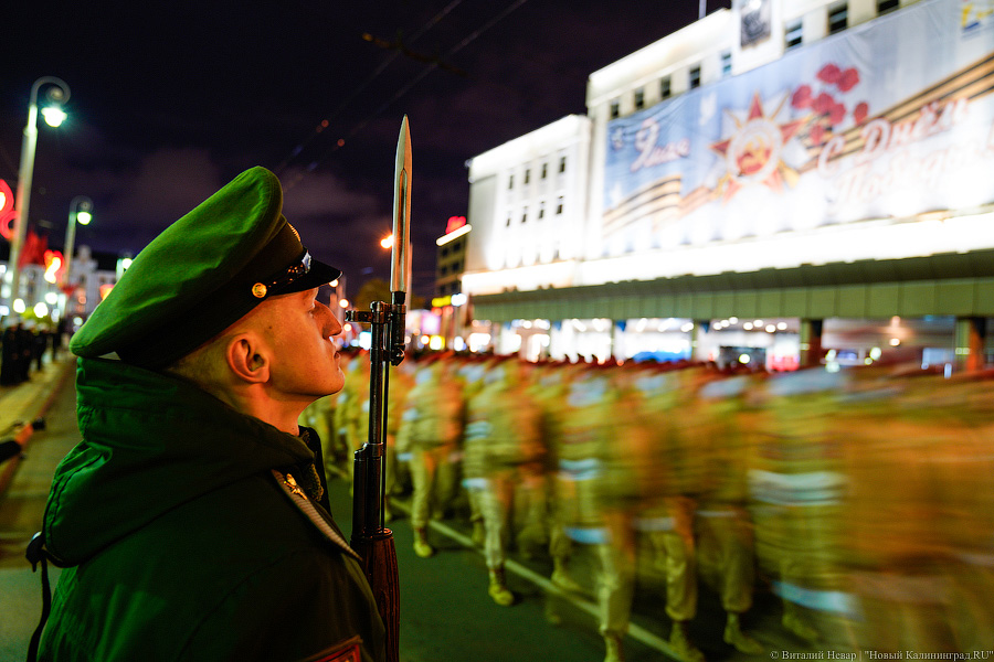 Вечерний марш: в Калининграде прошла репетиция парада Победы (фото)