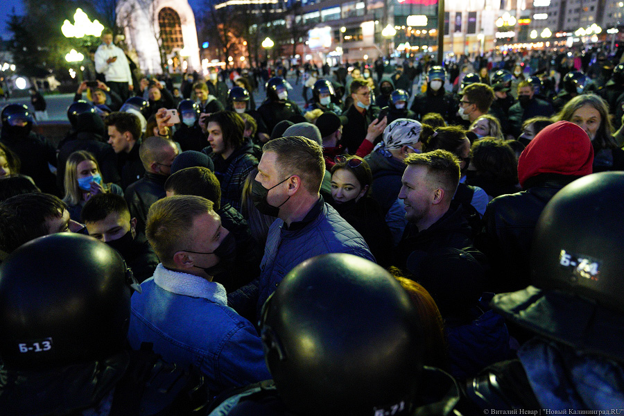 «Свободу политзаключенным»: как прошла акция сторонников Навального в Калининграде (фото)