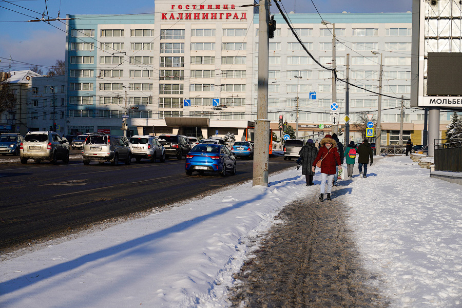 «Насладиться» зимой: во что превратились дороги в Калининграде после снегопада (фото)