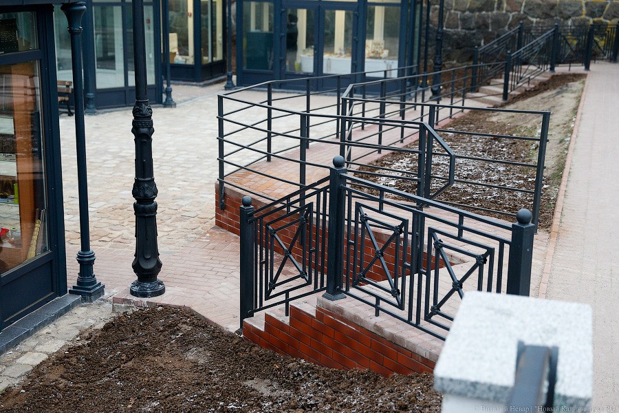 Много «курилок»: закончился монтаж новых палаток у музея Янтаря (фото)