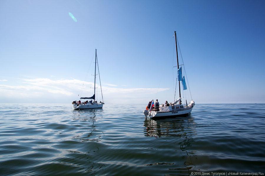 Венки на воде: калининградские яхтсмены отдали дань памяти морякам-балтийцам