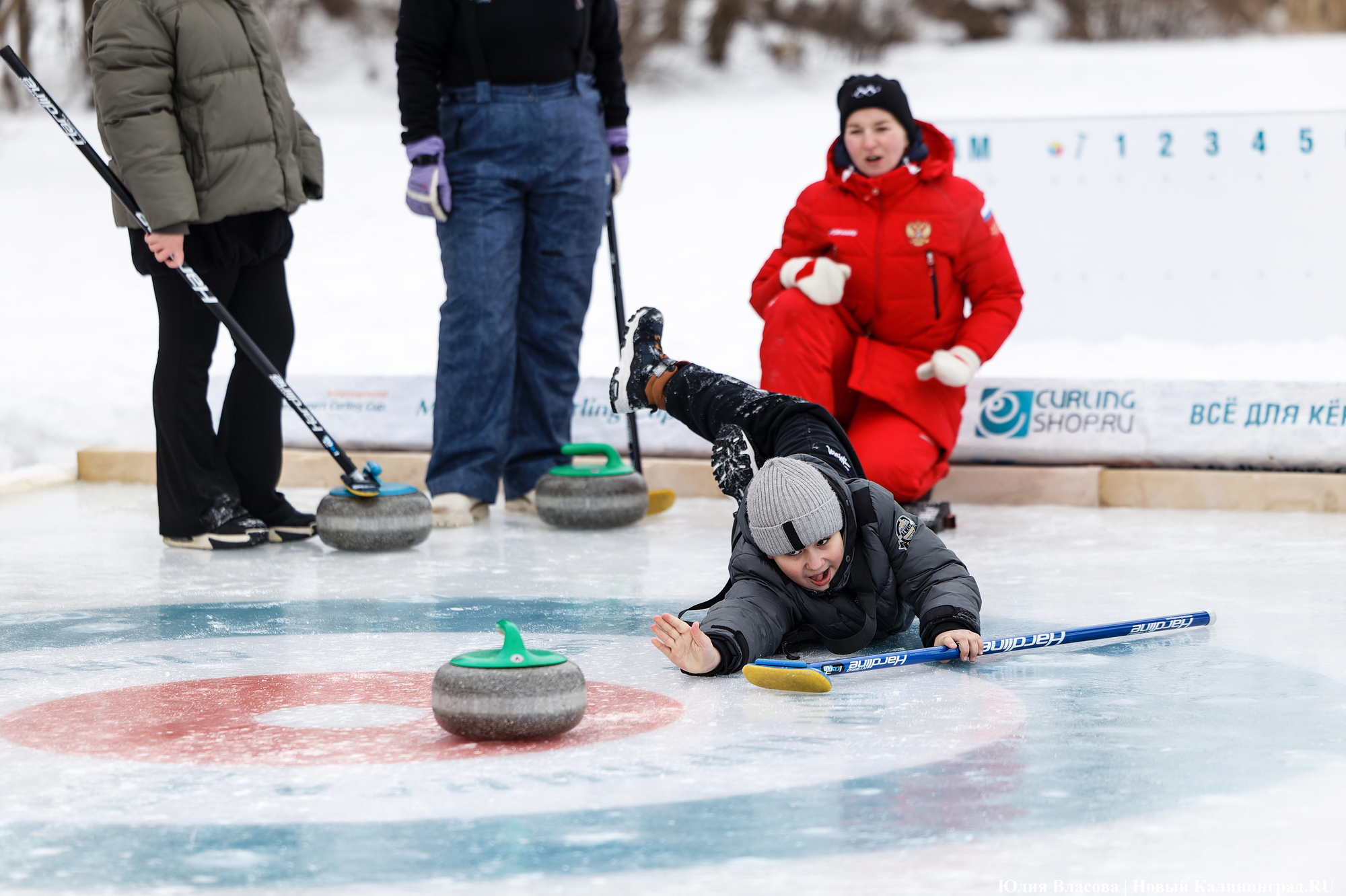 Камни, щетки и «дома»: на озере Шенфлиз впервые сыграли в кёрлинг (фото)