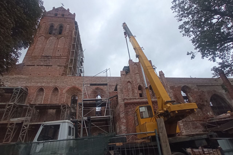 В Железнодорожном стены кирхи укрепляют перед установкой временной кровли (фото)