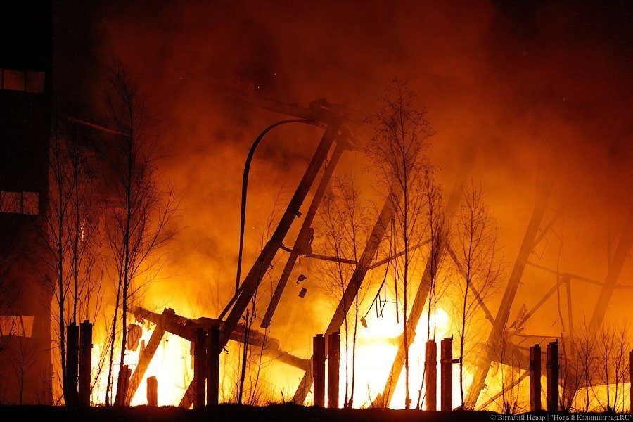 «Цепрусс» в огне: в Калининграде горело заброшенное здание завода (фото)