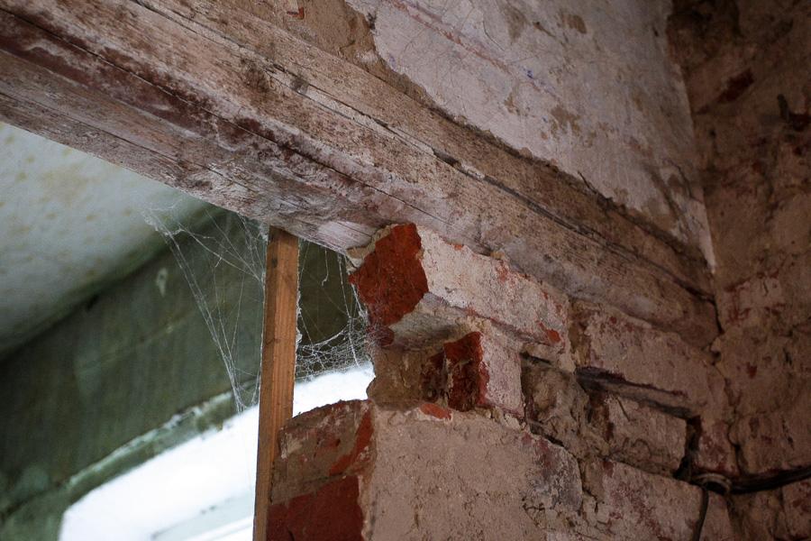 «Ладно, нас завалит, но детей?!»: власти Советска не спешат расселять аварийный дом