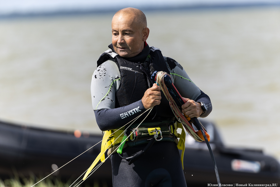 По воде против ветра: на Куршском заливе соревновались под кайтом и с крылом (фото)