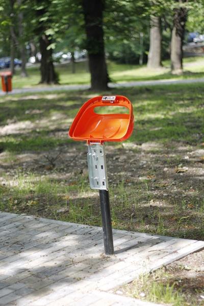 В реконструированном сквере на Юношеской вандалы повредили урны и плафоны (+фото)