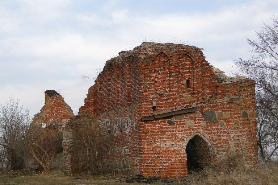 Исчезая в зелени: руины кирхи XIV века в поселке Яблоневка Гурьевского района