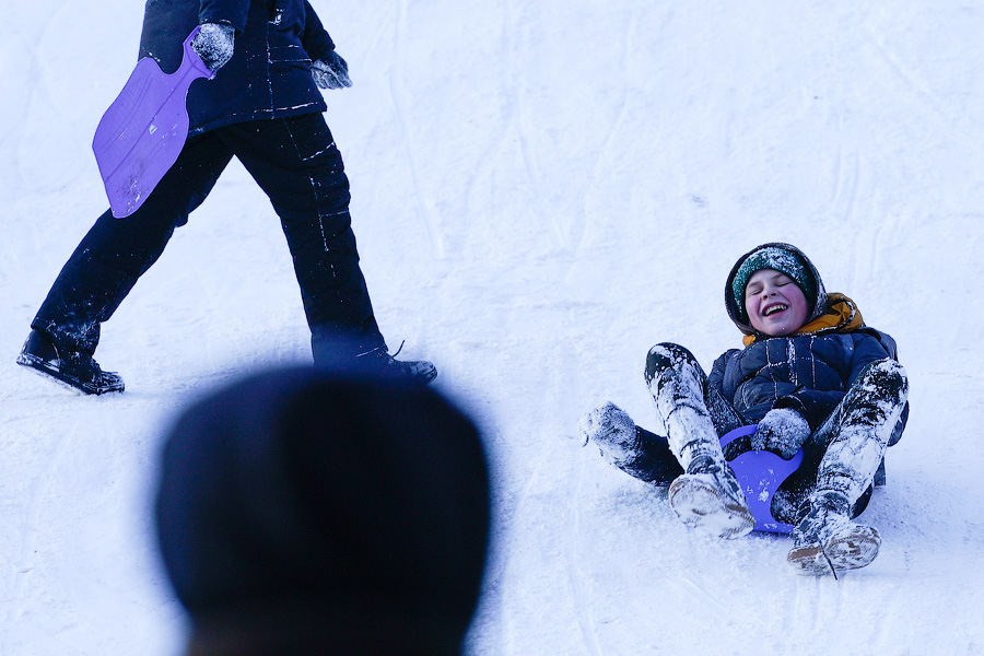 Скользя по утреннему снегу: калининградцы устроили катания с горки в Центральном парке (фото)