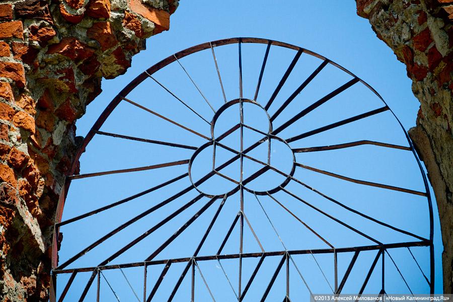 Заваренный вход и ажурные решетки: судьба кирхи в Знаменске после консервации