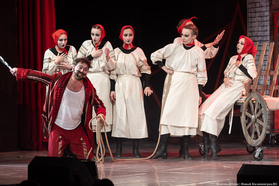 С интонациями The Beatles: в Музыкальном театре показали «Гоголюцинации Чичикова» (фото)