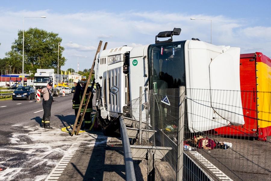 В Литве перевернулся калининградский грузовик с макулатурой (фото)