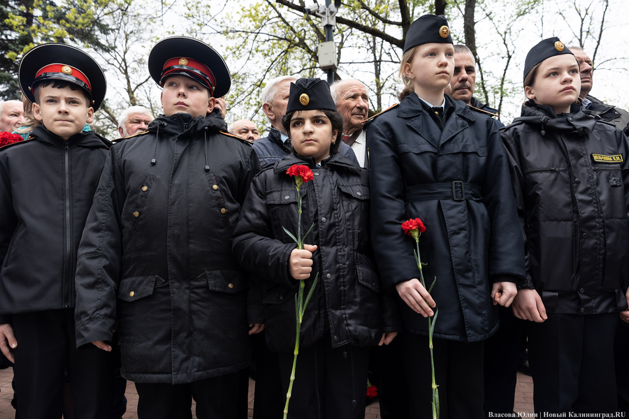 У здания областного правительства открыли памятник ФСБ (фото)