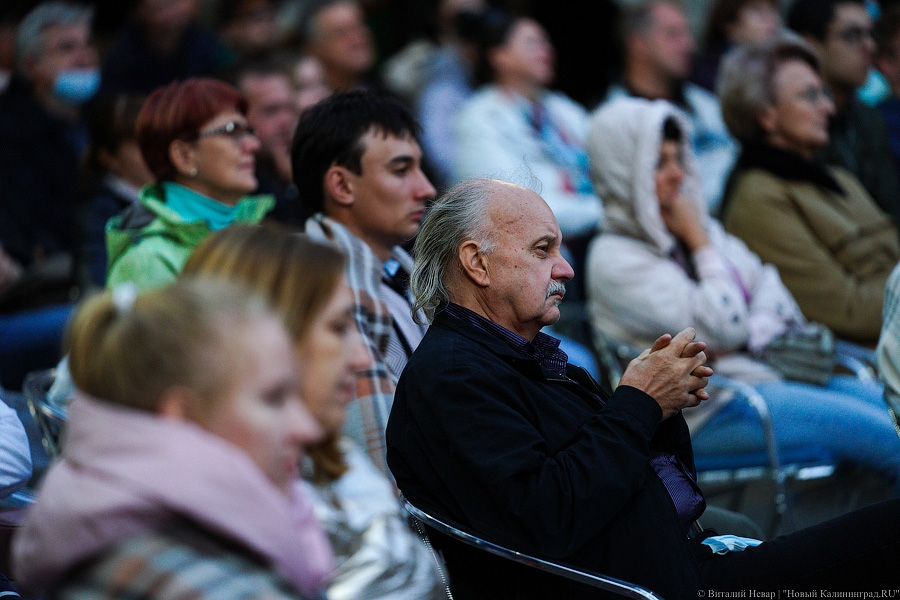 Любовь и жизнь: во Фридрихсбургских воротах выступила солистка Михайловского театра (фото)