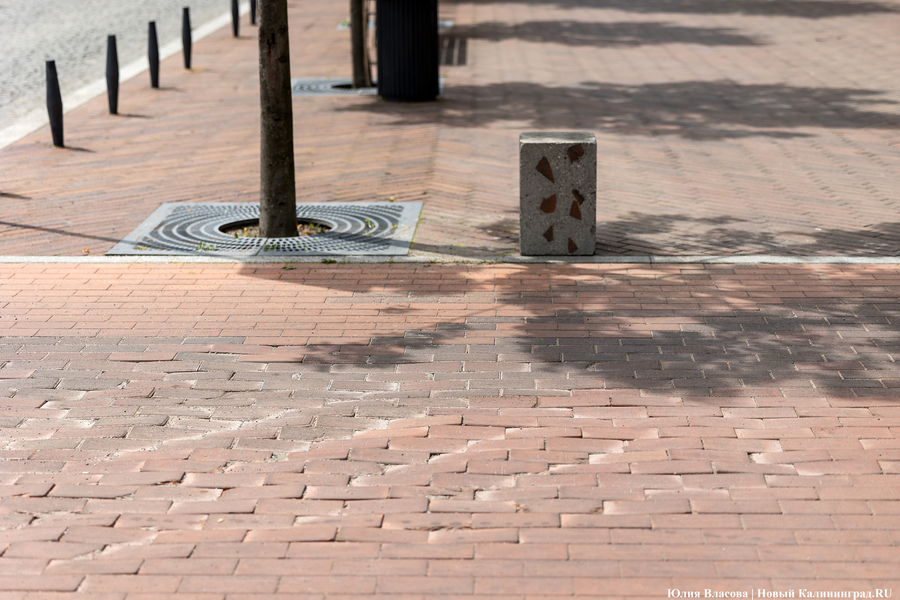 Вместо развалившихся: на улицу Баранова вернули вазоны-лавки за 12,5 млн рублей (фото)